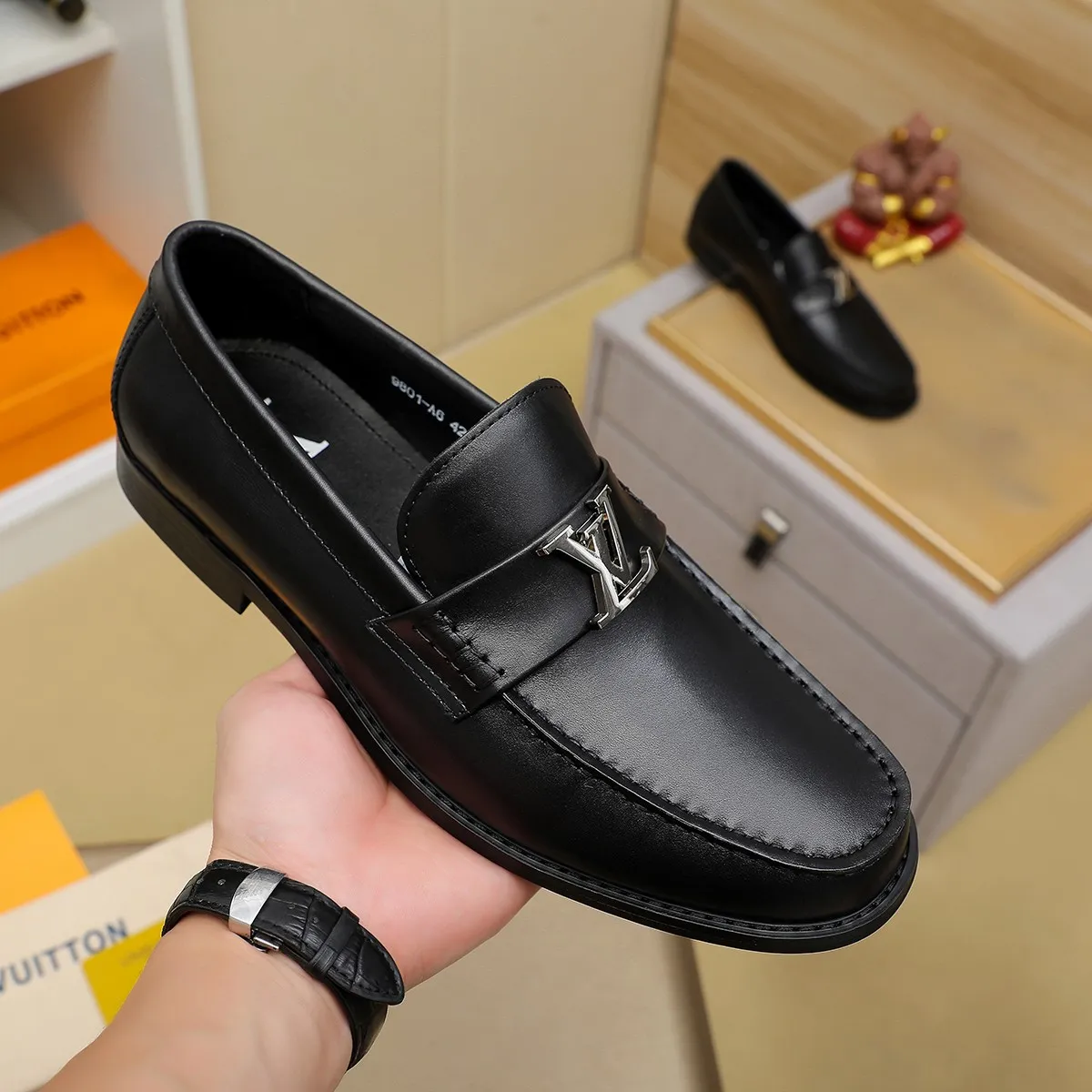Men's shoes 460 💰 Louis Vuitton LV ® 🆕 model 🔛 full shoe counter, first layer cowhide, 🐂leather lining casual shoes for men, super soft outsole, a must-have for driving. Synchronized with the counter, original first layer cowhide, completely 1:1 mold customization 🌹 top version, color optional! Number: 38-44 (45.46 customized)